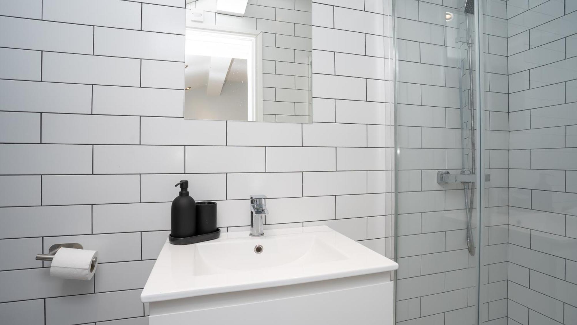 2 Bdr & 1 Bdr Apartments At Queens Uni By Belfast City Breaks Room photo