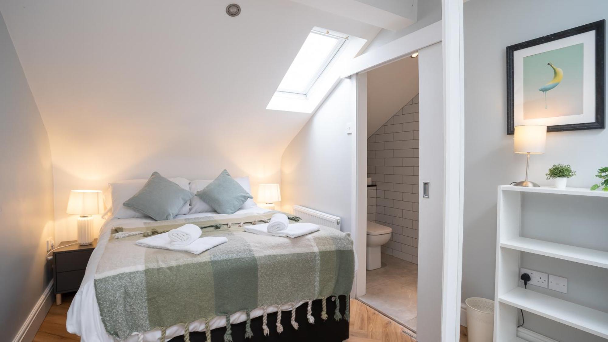 2 Bdr & 1 Bdr Apartments At Queens Uni By Belfast City Breaks Room photo