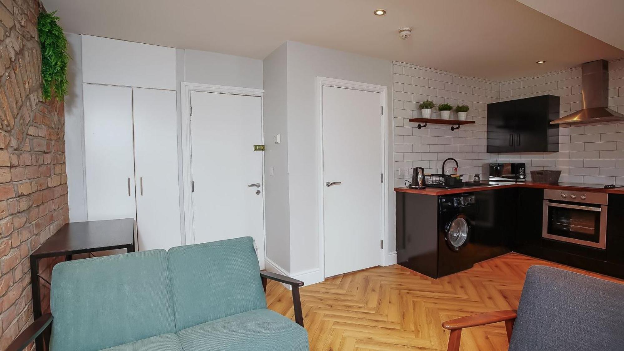2 Bdr & 1 Bdr Apartments At Queens Uni By Belfast City Breaks Room photo